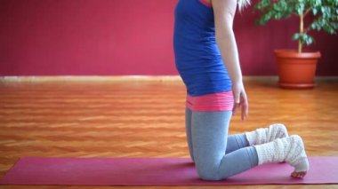 Yoga yaparken çekici genç kadın