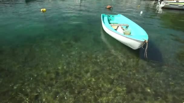 Båtar i hamnen i gamla stan Krk — Stockvideo