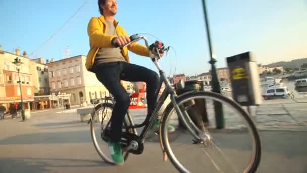 Hombre en bicicleta por carretera — Vídeos de Stock