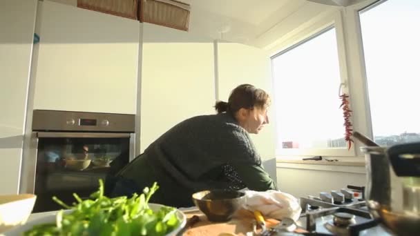 Молодая женщина готовит обед — стоковое видео