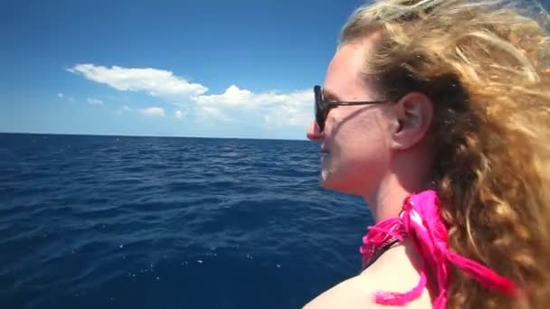 Женщина сидит на носу парусной лодки — стоковое видео