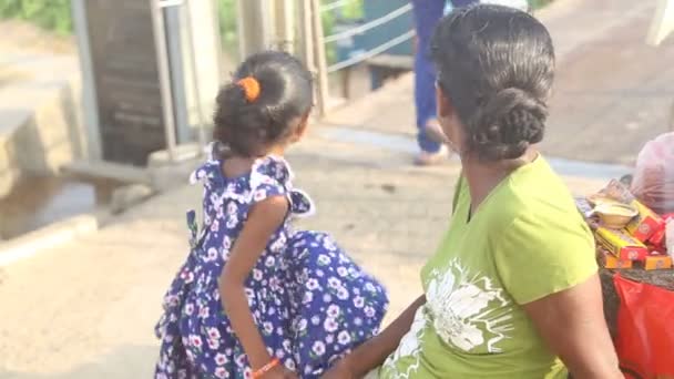 Mother and daughter on street — Stock Video