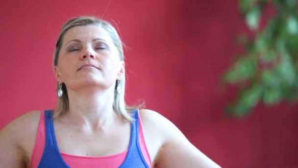 Attraktive junge Frau beim Yoga — Stockvideo