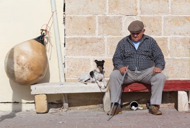 yaşlı bir adam ile köpek