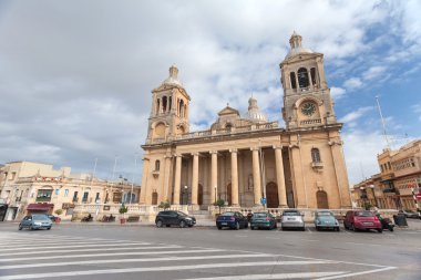 Kilisenin önünde park etmiş arabalar