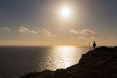 Cliff üzerinde duran kadın silüeti