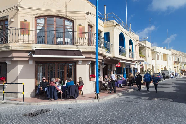 Personas sentadas en la terraza de la cafetería — Foto de Stock