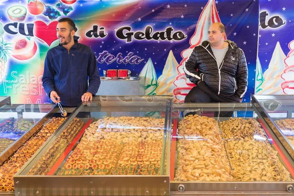 Biscuit and cookie salesmen at Marsaxlokk market — Stock Photo, Image