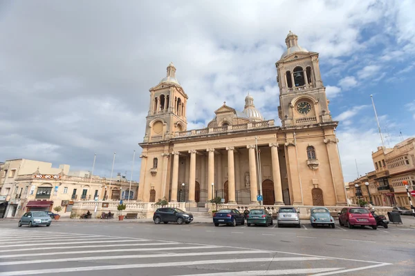 Autók parkolnak a templom előtt — Stock Fotó