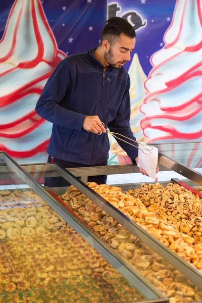 Vendeur de biscuits et biscuits au marché de Marsaxlokk — Photo