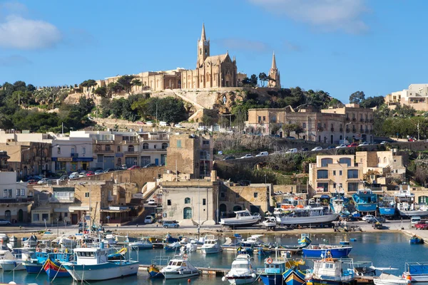 Mġarrs hamn med utsikt över kyrkan — Stockfoto