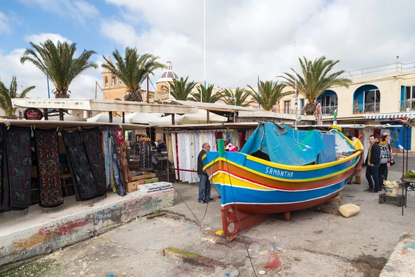 Oko tradycyjnych łodzi na rynku Marsaxlokk — Zdjęcie stockowe