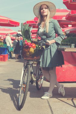 Hasır şapka ve Bisiklet Satış alanı'nda çekici sarışın kadınla.