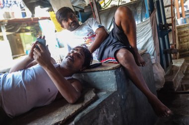 Hintli işçiler dinlenme