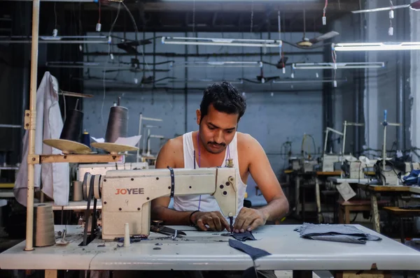 Trabajador indio siembra —  Fotos de Stock