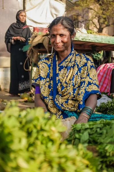 Senhora indiana vendendo legumes — Fotografia de Stock