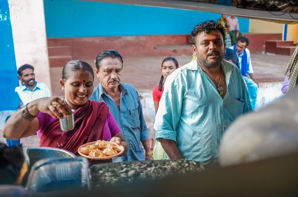 Pareja india vendiendo comida — Foto de Stock