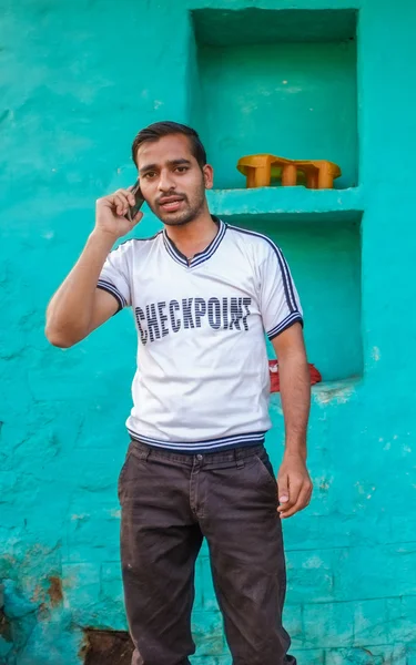 Pria India dengan telepon — Stok Foto