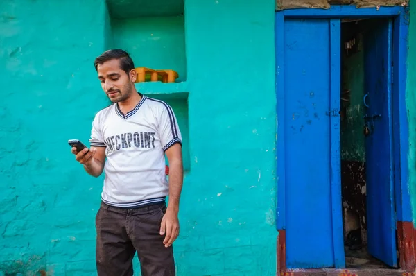 Hombre indio con teléfono —  Fotos de Stock