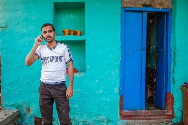 Homme indien avec téléphone — Photo