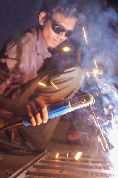 Indischer Arbeiter schweißt Metallteile — Stockfoto