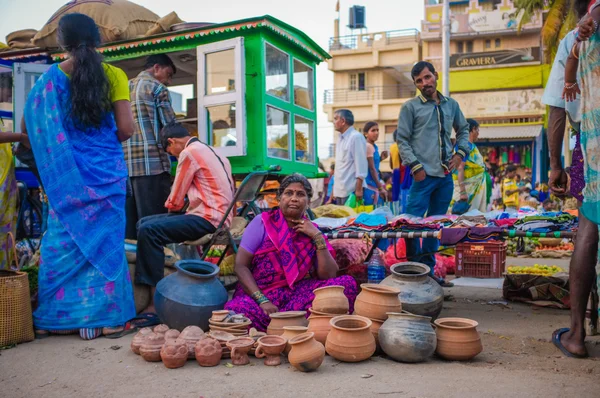 Femme indienne vendant des pots — Photo