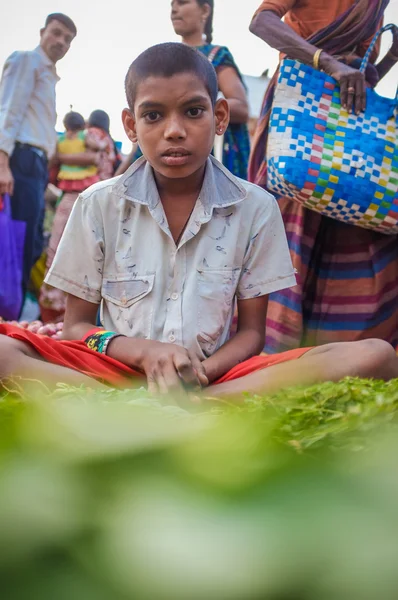 Młody sprzedawca indyjski sprzedaż warzyw — Zdjęcie stockowe