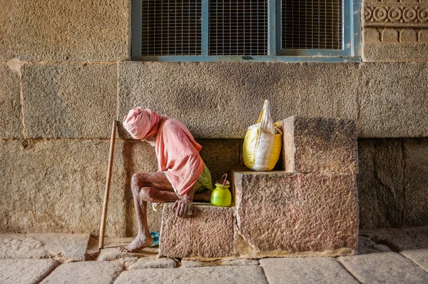 Elderly Indian beggar — Stock Photo, Image