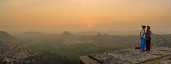 Dvě ženské turistů na vrcholu kopce — Stock fotografie