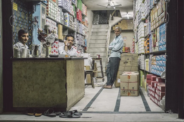 Trois hommes indiens en magasin de textile — Photo