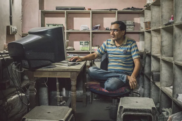 Indiano homem se senta no escritório — Fotografia de Stock
