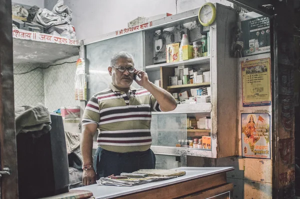 Les pharmaciens locaux parlent sur téléphone portable — Photo