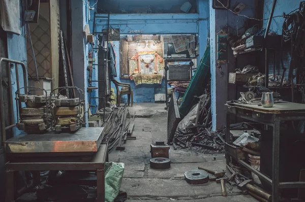 Mekanik butik med lille shiva tempel - Stock-foto