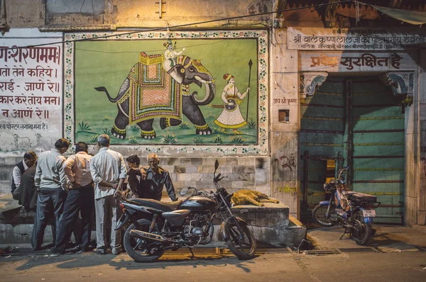 Elderly Indian men play cards — Stock Photo, Image