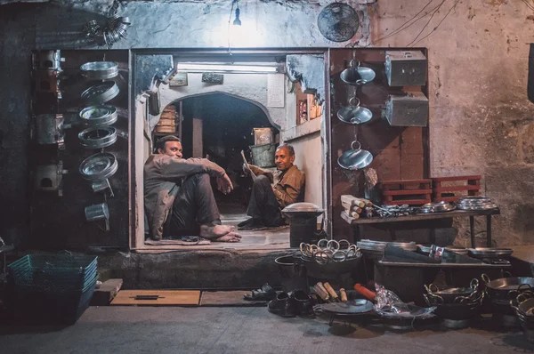 Due lavoratori si siedono e si riposano — Foto Stock