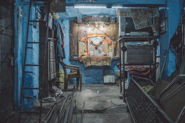 Loja de mecânica com templo de shiva pequeno — Fotografia de Stock