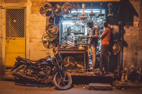 Los hombres trabajan en el taller de ventilador eléctrico —  Fotos de Stock