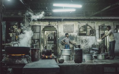 Şeker fabrikası iki Hintli işçi