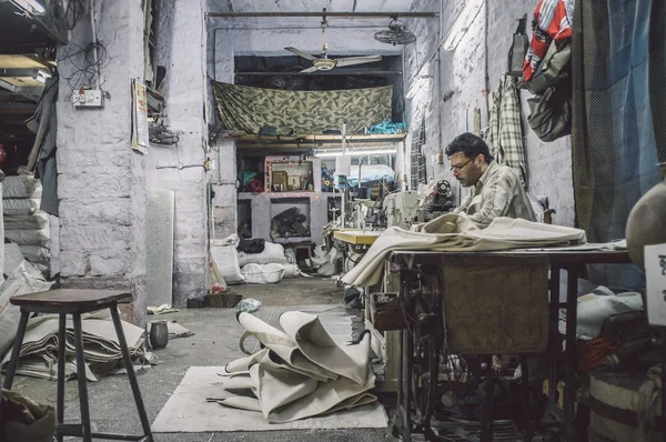 Tekstil fabrikasında iş yerinde terzi — Stok fotoğraf