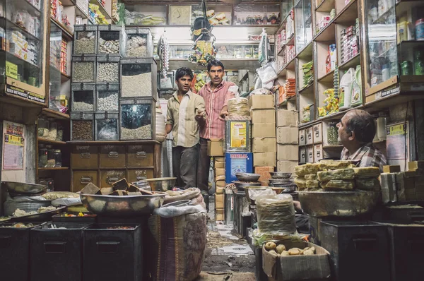 Jodhpur, Índia - 10 de fevereiro de 2015: três homens em várias loja de mercadorias falam de negóciostrzech mężczyzn w różnych towarów sklep — Zdjęcie stockowe