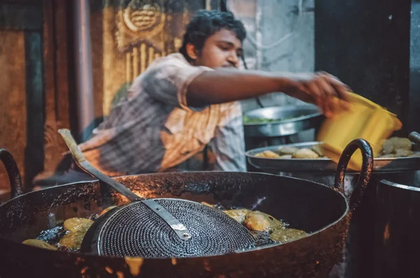 Vendeur de rue indien frites pomme de terre — Photo