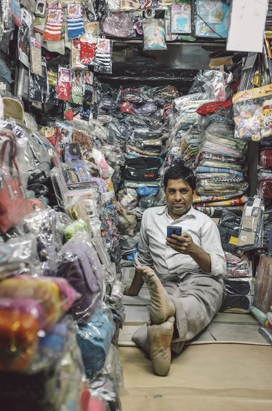 Proprietário da loja se senta no chão — Fotografia de Stock