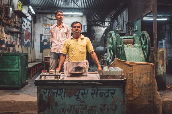Vendor makes sugarcane juice — Stock Photo, Image