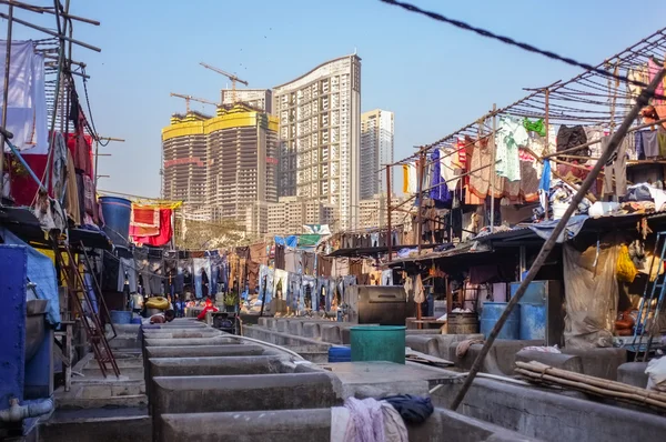 Skyscrapper being built close to Dhobi ghat — Stock Photo, Image