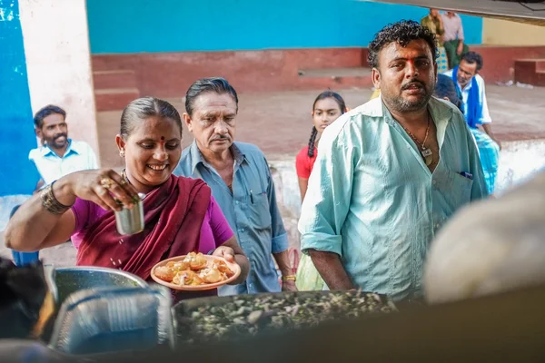 Indian couple selling food on a market — Stock Photo, Image