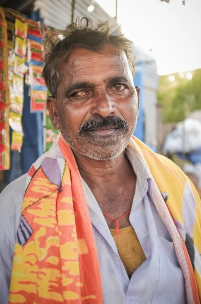 Indisk man innan bad — Stockfoto