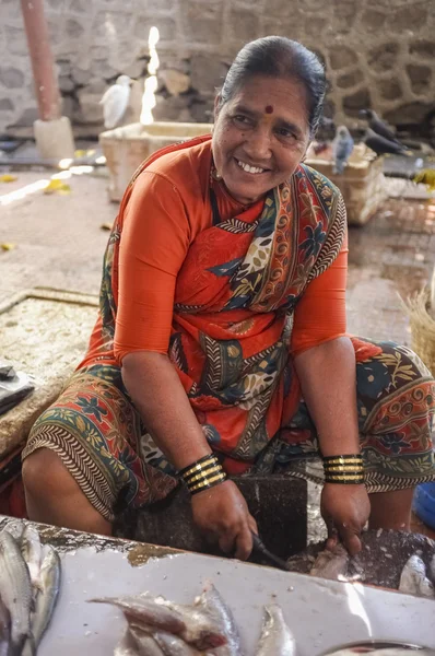 Femme nettoyant le poisson sur un marché aux poissons — Photo