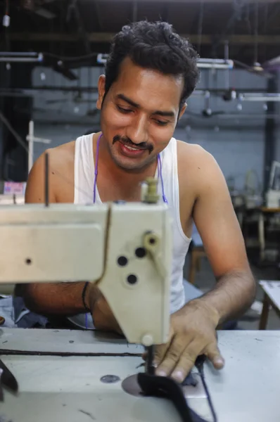 Ouvrier indien semant dans une usine de vêtements — Photo