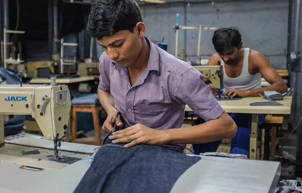 Trabajadores indios cosiendo en una fábrica de ropa —  Fotos de Stock