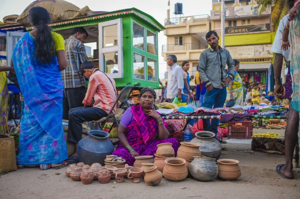 Indian woman selling pots — Stock Photo, Image